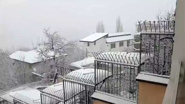 تصاویر دیدنی از بارش زیبای برف در تهران + فیلم