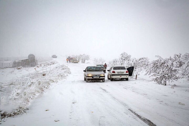 بارش بسیار شدید برف در جاده چالوس / احتمال سقوط سنگ و بهمن وجود دارد