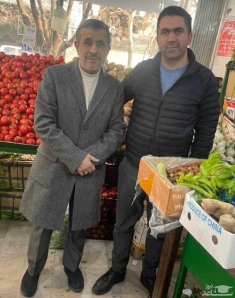 تیپ دیده‌نشده از رئیس «دولت بهار» /  عکس یادگاری احمدی‌نژاد در میوه‌فروشی