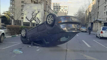 واژگونی خودرو مزدا ۳ در خیابان ملاصدرا تهران + عکس
