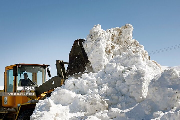 لحظه مدفون شدن خودروها زیر برف در کوهرنگ + فیلم