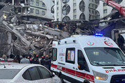 لحظه فرار خودروها پس از ریزش یک ساختمان در پی زلزله ترکیه / فیلم