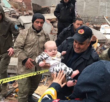 نوزادی که زیرآور زلزله ترکیه زنده ماند! + عکس