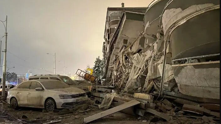 لحظه ریزش عجیب ساختمان ۸ طبقه پس از زلزله در ترکیه + فیلم