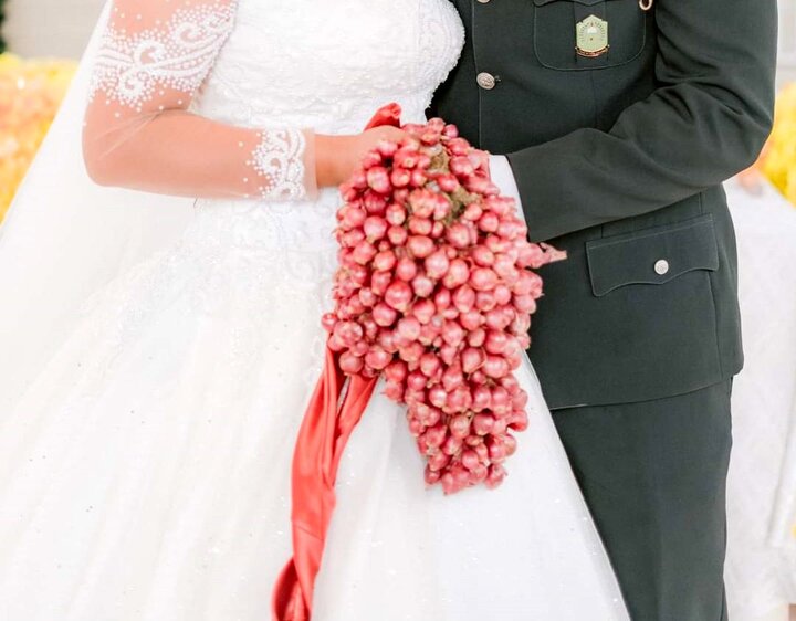 استفاده از پیاز در دسته گل عروس به دلیل گرانی گل! + عکس
