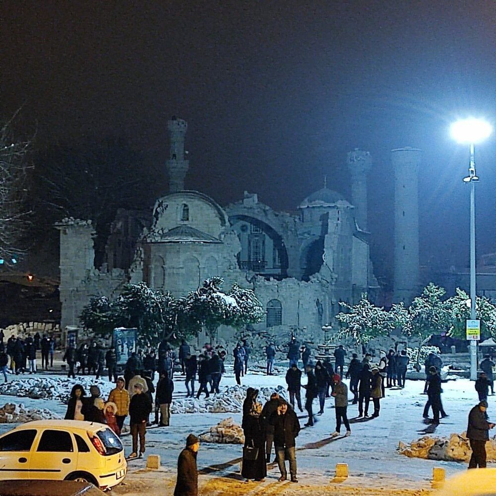 قابی از مسجد نیمه فروریخته در ترکیه بر اثر زلزله