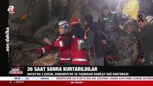 نجات دو شهروند ترکیه ای بعد از یک روز از زیر آوار + فیلم