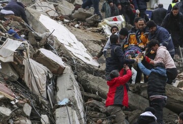 نجات معجزه آسای کودک از زیر آوار زلزله در ترکیه پس از ۴۵ ساعت + فیلم