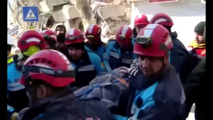 نجات یک زن باردار ترکیه‌ای بعد از ۵۷ ساعت از زلزله + فیلم