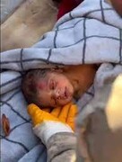 نجات نوزاد ۲۰ روزه از زیر آوار ۶۰ ساعت پس از زلزله ترکیه/ فیلم