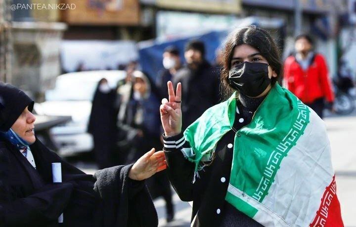  «تذکر حجاب» به دختر کم‌حجاب در راهپیمایی ۲۲ بهمن / عکس