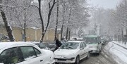 بارش برف در تهران دردسر ساز شد / پنجر شدن لاستیک ها در پی شن و ماسه ای که شهردار در خیابان ها ریخته است