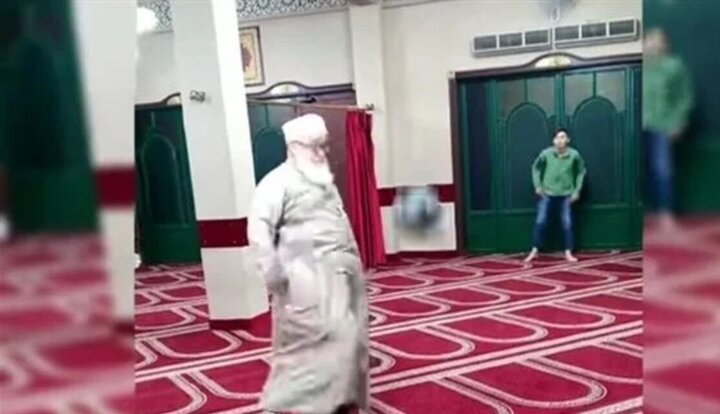 ویدیویی عجیب و جنجالی از فوتبال بازی کردن یک امام جماعت در مسجد/ فیلم