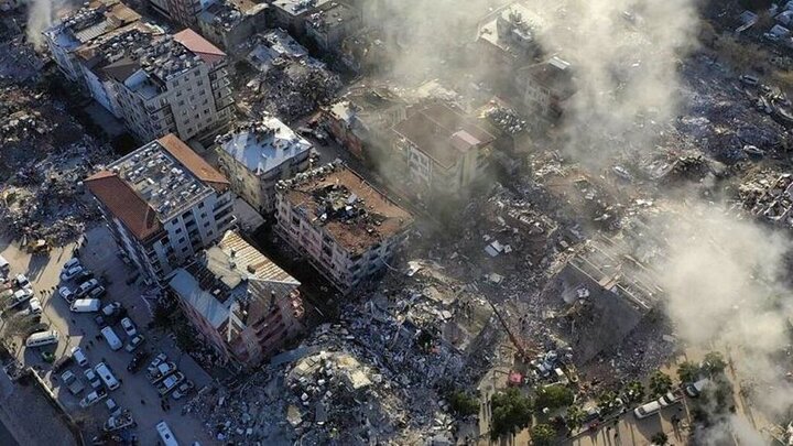 گزارشی تلخ از وضعیت مناطق زلزله‌زده ترکیه / سارقان مغازه‌ها و خودروها را غارت کردند /بوی اجساد در شهر پیچیده است