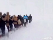 به زیر برف رفتن کامل یک روستا در اصفهان + فیلم