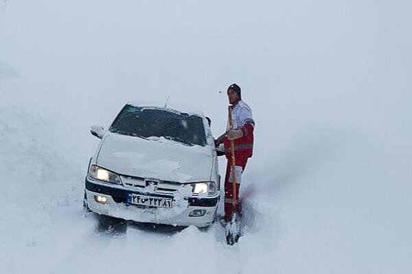 ۳ خودرو در برف سمیرم گم شدند!