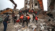 لحظه نجات لحظه آخری راننده بیل مکانیکی پس از ریزش ساختمان در ترکیه + فیلم