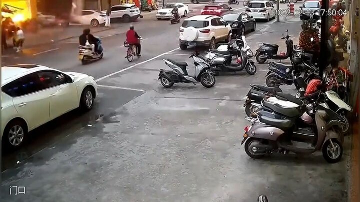 ویدیو دلخراش از لحظه انفجار مرگبار یک ساختمان کنار خیابان + پرتاب موتورسوار به آسمان