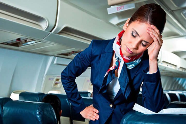 واکنش عجیب مهماندار هواپیما به توهین یک مسافر / فیلم