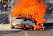 آتش گرفتن وحشتناک خودرو در پمپ بنزین مقابل چشمان راننده + فیلم