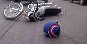 تصادف موتورسیکلت با خودرو سواری هنگام فرار از دست سگ + فیلم