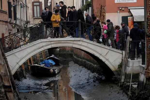 تصاویری باورنکردنی از خشک شدن کانال‌های آبی شهر ونیز ایتالیا / فیلم