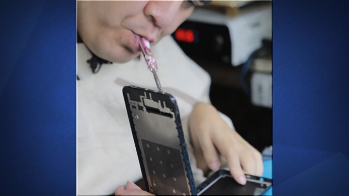 تعمیرات گوشی تلفن همراه توسط مرد معلول با دهان + فیلم