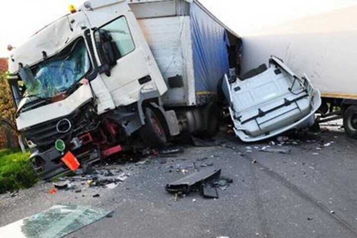 تصادف مرگبار یک کامیون با خودروی سواری وسط اتوبان در نزدیکی سارانسک + فیلم