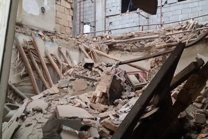 لحظه فرار معجزه آسای کودک از مرگ، هنگام فرو ریختن سقف خانه در زلزله ترکیه + فیلم