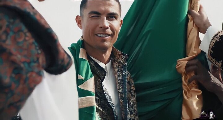 رقص شمشیر رونالدو با پرچم عربستان / فیلم