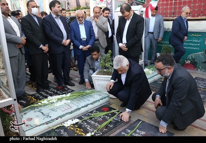 آخرین تصویر از مرحوم اسماعیل احمدی مشاور وزیر ورزش پیش از سقوط بالگرد