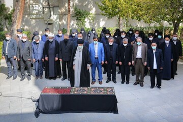 رهبر انقلاب بر پیکر همسر شهید مطهری اقامه نماز کردند + عکس
