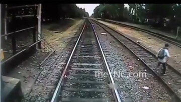 ویدیو دلخراش از لحظه عبور قطار از روی سر پسر نوجوان
