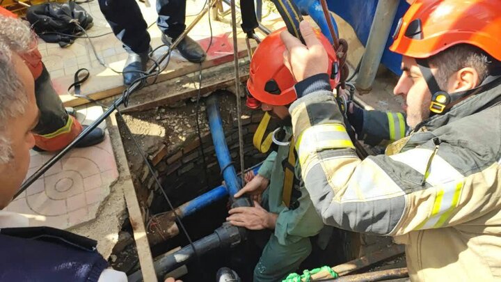 لحظه خارج کردن کارگر افغانی از داخل چاه آب ۱۰۰ متری توسط آتش نشانان + فیلم