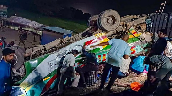 تصادف کامیون با سه اتوبوس در هند جان ۱۴ نفر را گرفت