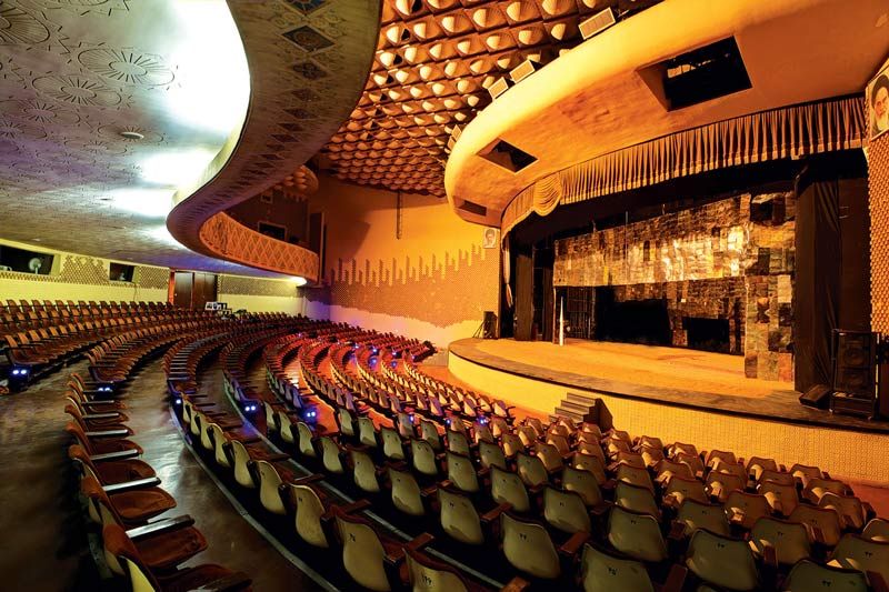 معماری خاص و فضاهای داخلی تئاتر شهر