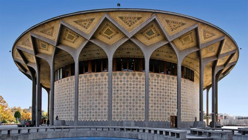 دیدنیهای اطراف تئاتر شهر کدام است؟