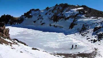 قدم زدن عجیب کوهنورد شجاع روی دریاچه یخ زده قله سبلان + فیلم