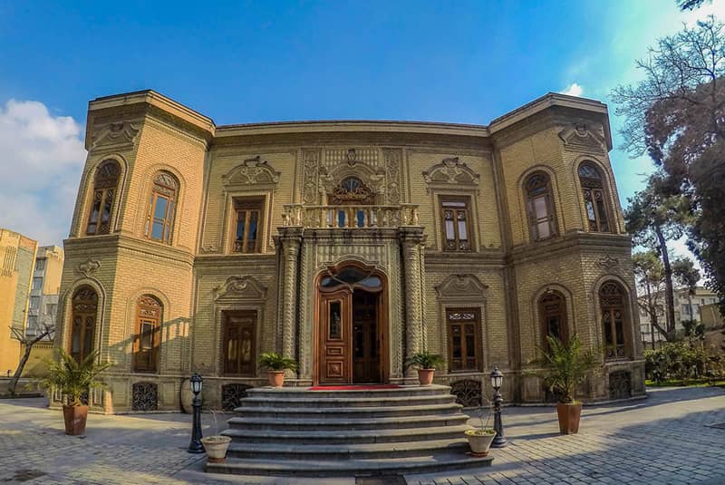 موزه آبگینه و سفالینه ایران کجا قرار دارد؟