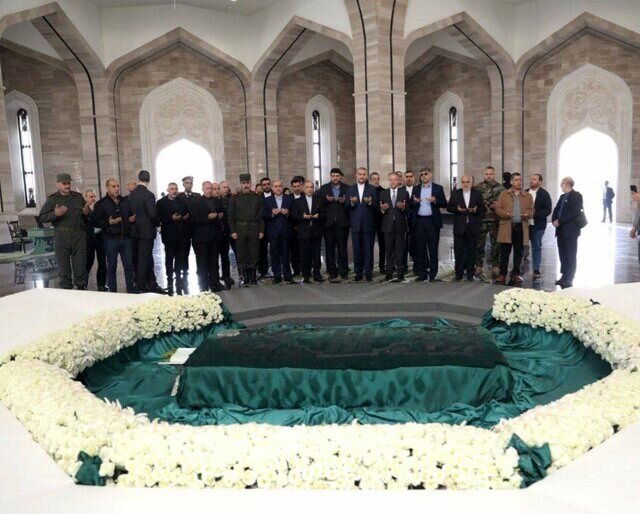 ادای احترام امیرعبداللهیان بر مزار حافظ اسد