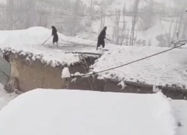بارش سنگین برف در یکی از روستاهای چهارمحال و بختیاری + فیلم