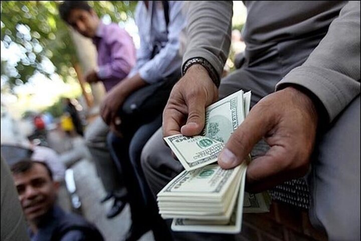 امروز صفی برای خرید دلار نیست / قیمت دلار چقدر پایین می‌آید؟