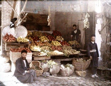 عکس زیرخاکی و قدیمی از یک میوه فروشی در همدان مربوط به یک قرن پیش