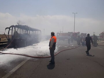 یک اتوبوس مسافربری به طور کامل در آتش سوخت!
