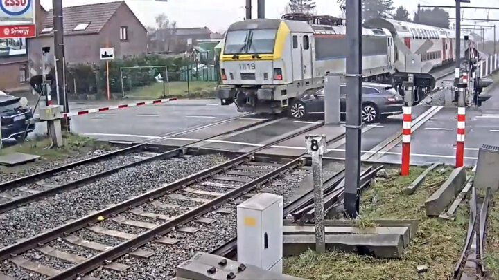 برخورد خودروی لاکچری با انتهای قطار روی ریل راه آهن + فیلم