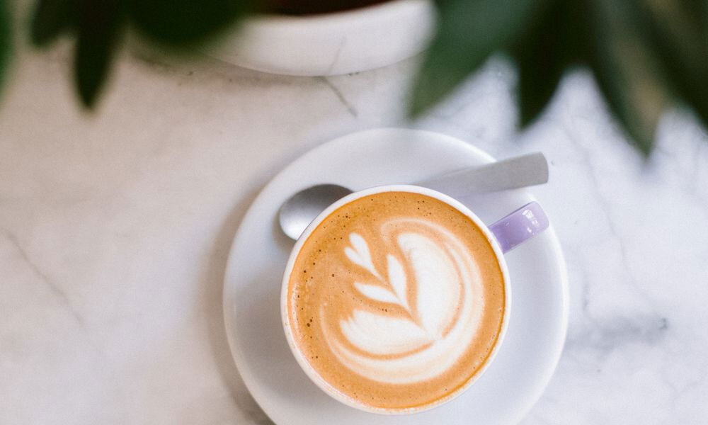 چرا نوشیدن یک فنجان قهوه صبحگاهی میتواند برای شما مفید باشد؟