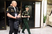 پوشش جنجالی افسر زن روس در نشست خبری ایران!/ تصاویر