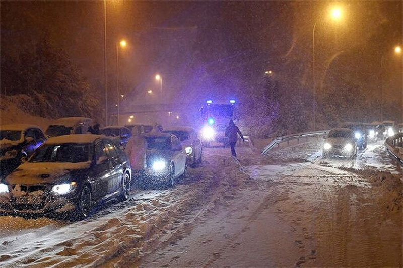 گیر افتادن ده‌ها خودروی مسافران نوروزی در برف! + فیلم