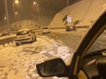 گرفتاری خودروها در برف شدید جاده چالوس + فیلم