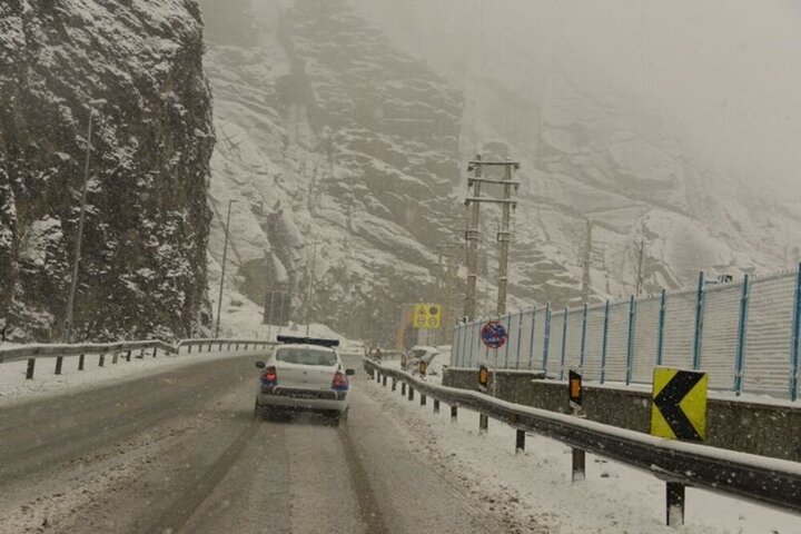 بارش سنگین برف در جاده چالوس / جاده چالوس مسدود شد؟